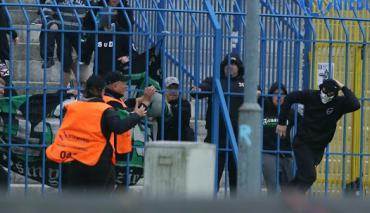 Próba skrojenia flagi GKS-u Bełchatów w Chorzowie
