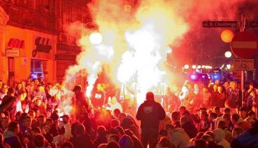 Przemarsz fanatyków Ruchu z rynku na 102. Wielkie Derby Śląska 