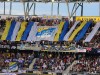 Kibice Apatora Toruń nagrywają doping.