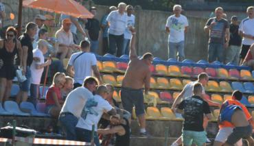 Bójka z udziałem kibiców i piłkarzy