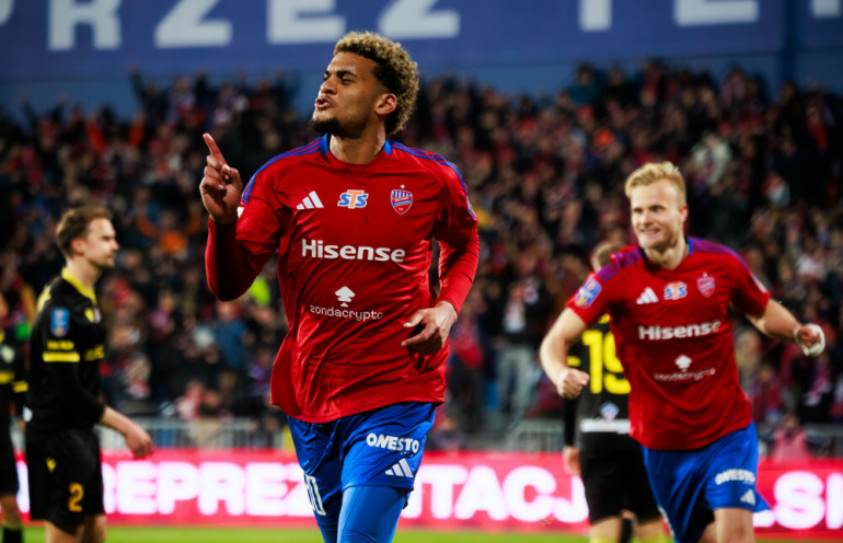 diaby fadiga cieszący się po dobiciu karnego