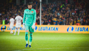 drągowski zmartwiony w trakcie meczu widzewa