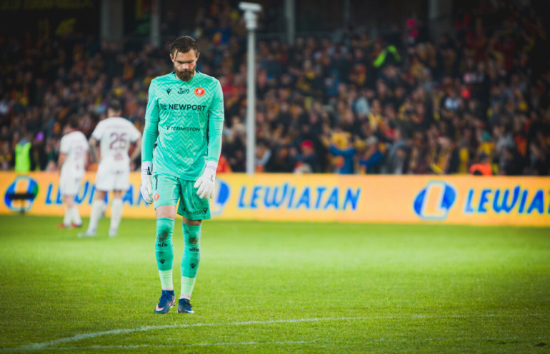 drągowski zmartwiony w trakcie meczu widzewa