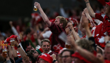 Duńcy kibice na trybunach w Kopenhadze podczas EURO 2020