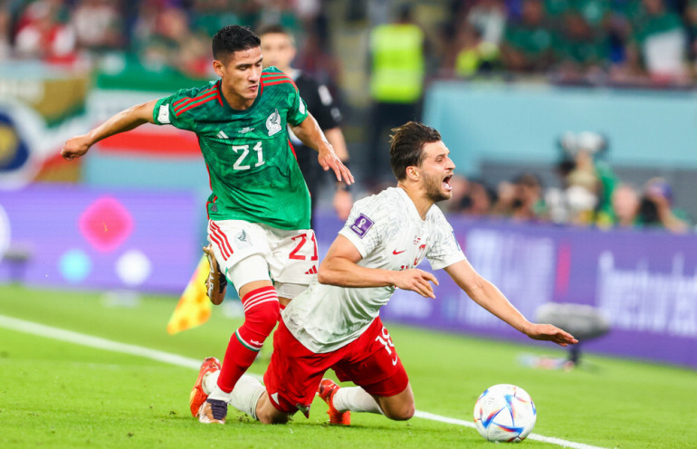 Dwóch graczy przeciążonych po meczu z Meksykiem