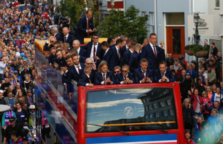 EURO 2016: Mistrzowskie przywitanie piłkarzy Islandii