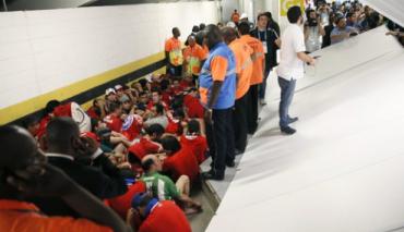 Fani Chile wtargnęli na stadion