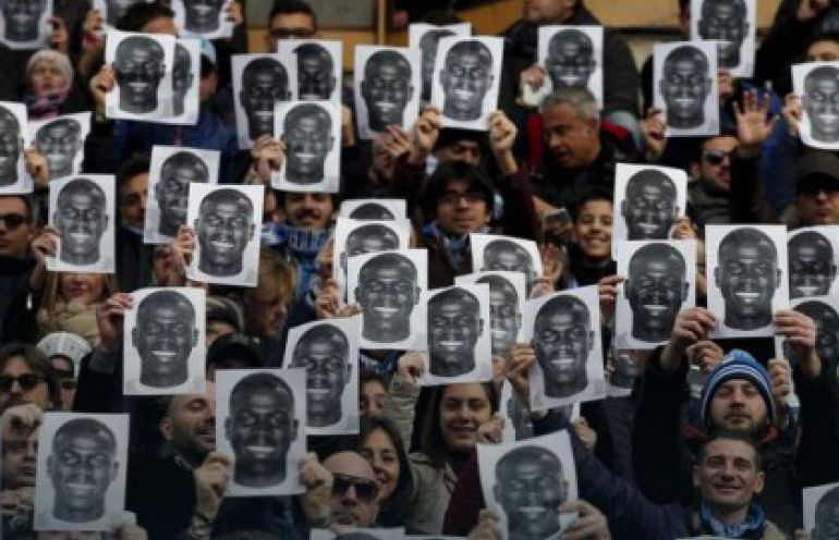 Fani Napoli solidarni z czarnoskórym piłkarzem