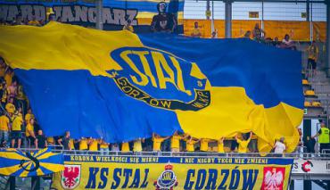 Fani Stali stawiają na nogi swojego kolegę