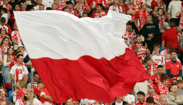 flaga polski na meczu polska-finlandia