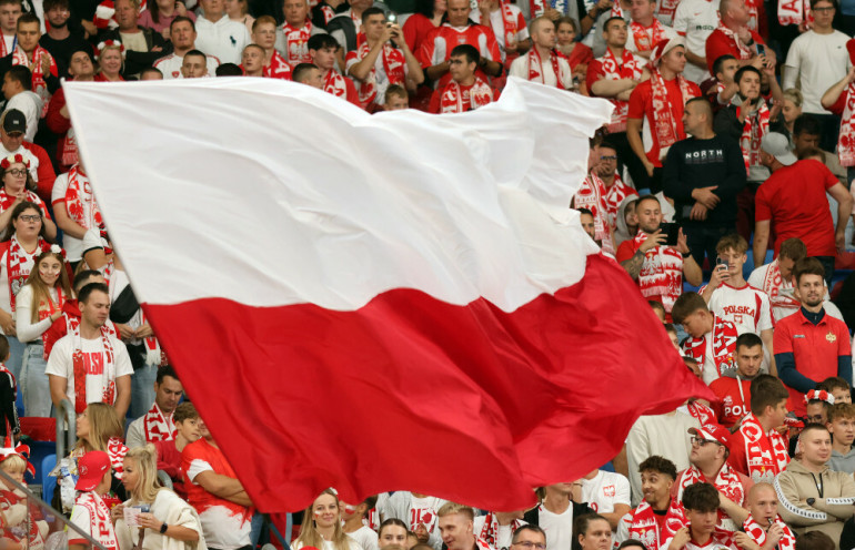 flaga polski na meczu polska-finlandia