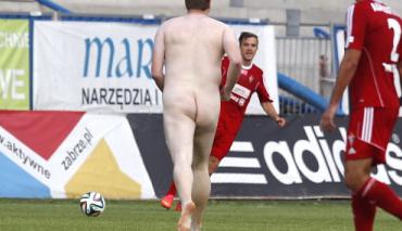 Goły kibic na meczu Górnika