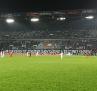 Gorący doping na trybunach podczas starcia Górnika z Wisłą w Zabrzu