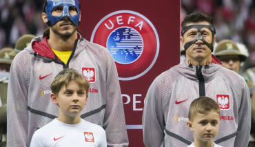 grabara i lewandowski podczas hymnu polska albania
