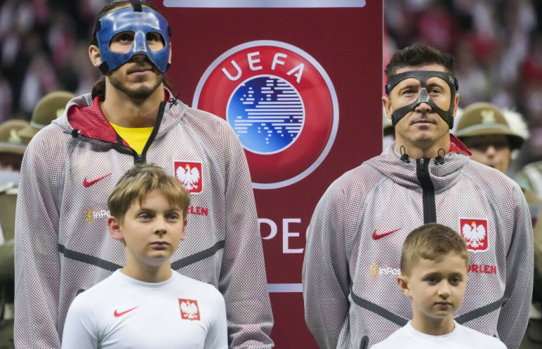 grabara i lewandowski podczas hymnu polska albania