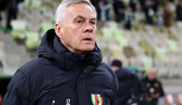 jaciek zieliński obserwujący mecz korony kielce