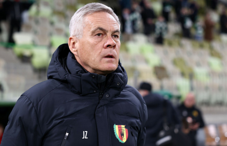 jaciek zieliński obserwujący mecz korony kielce