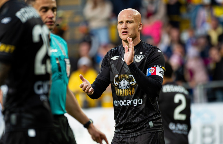 jakub czerwinski oklaskujacy decyzje sedziego