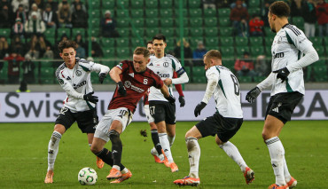 Jan Kuchta przeciwko Kacprowi Urbańskiemu podczas meczu Legia Warszawa-Sparta Praga