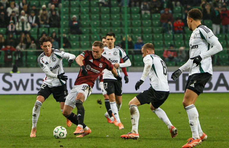 Jan Kuchta przeciwko Kacprowi Urbańskiemu podczas meczu Legia Warszawa-Sparta Praga