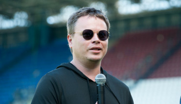 jarosław królewski przemawiający do mikrofonu na stadionie wisły