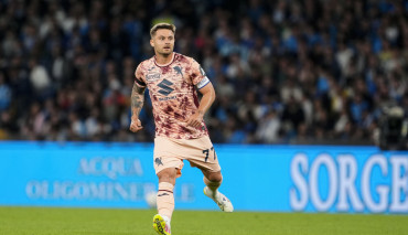 karol linetty w barwach torino podczas derbów rzymu