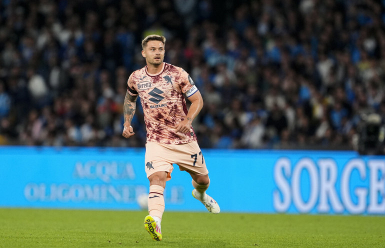 karol linetty w barwach torino podczas derbów rzymu