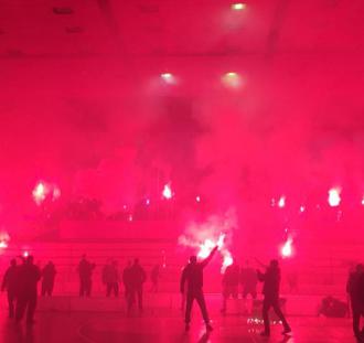 Kibice Karpat na podium