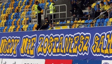 Kibice Arki prowadzą licytację, aby pomóc kolegom