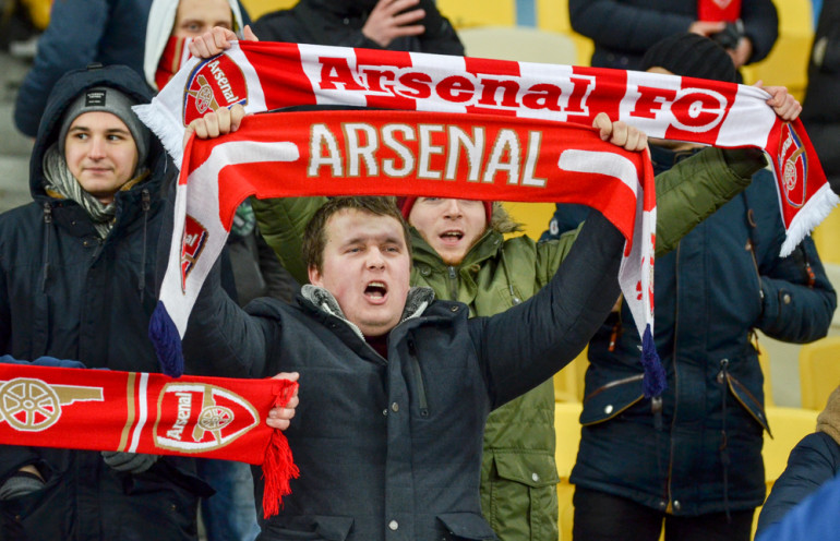 kibice arsenalu na stadionie czwartoligowca