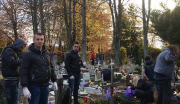 Kibice AZS-u Koszalin sprzątali groby 