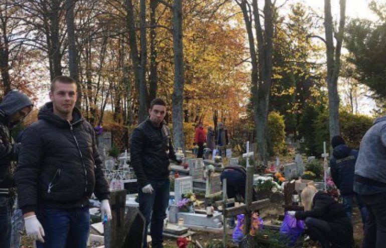 Kibice AZS-u Koszalin sprzątali groby