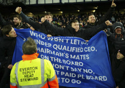 Zawodnicy Evertonu zaatakowani przez wściekłych fanów