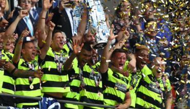 Kibice Huddersfield Town koczowali pod stadionem