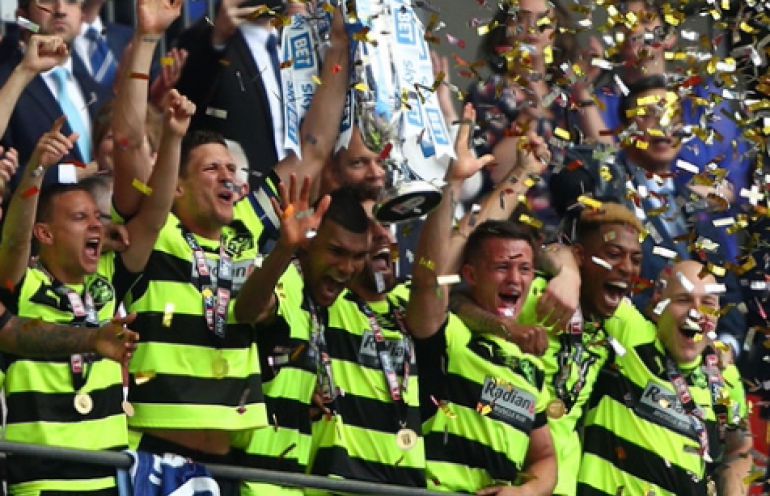 Kibice Huddersfield Town koczowali pod stadionem