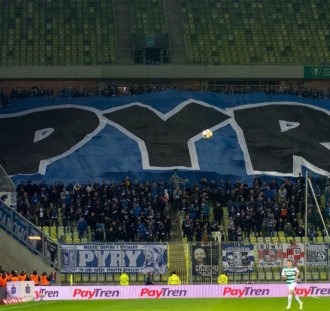 Kibice Lecha z oprawą na wyjeździe w Gdańsku