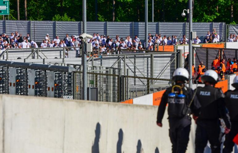 Kibice Legii bez swoich barw na stadionie w Białymstoku