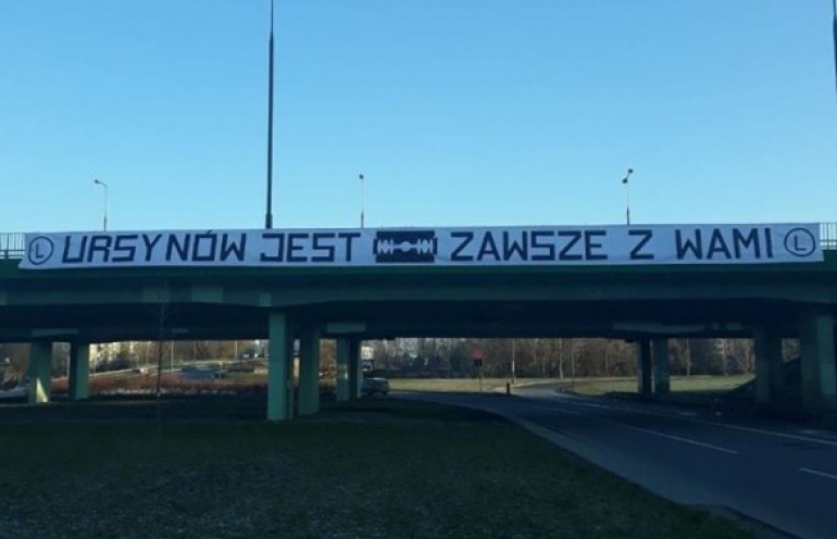 Kibice Legii porozwieszali transparenty w Warszawie w ramach akcji "Zawsze z Wami".