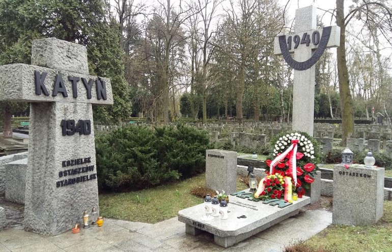 Kibice Legii Warszawa symbolicznie upamiętnili ofiary Zbrodni Katyńskiej