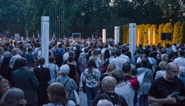 Kibice Legii Warszawa wzięli udział w centralnych obchodach przy Pomniku Ofiar Rzezi Woli