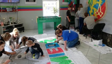 Kibice Miedzi Legnica uczyli młodszych fanów klubu malowania opraw