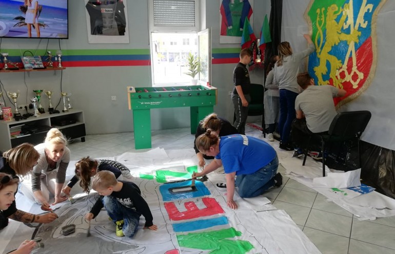 Kibice Miedzi Legnica uczyli młodszych fanów klubu malowania opraw