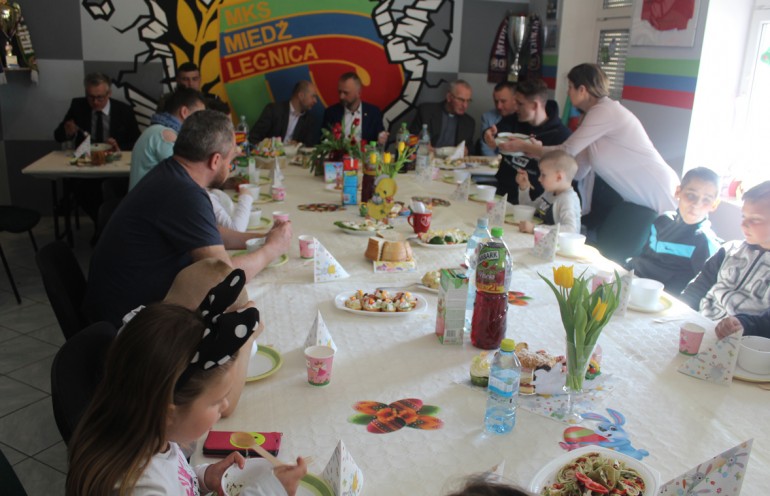 Kibice Miedzi Legnica zorganizowali spotkanie wielkanocne dla dzieci