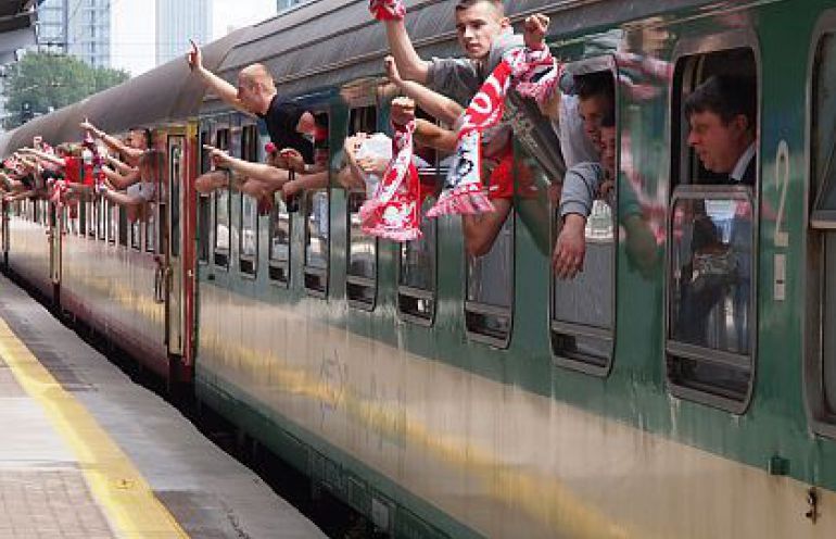 Kibice pojadą taniej pociągiem