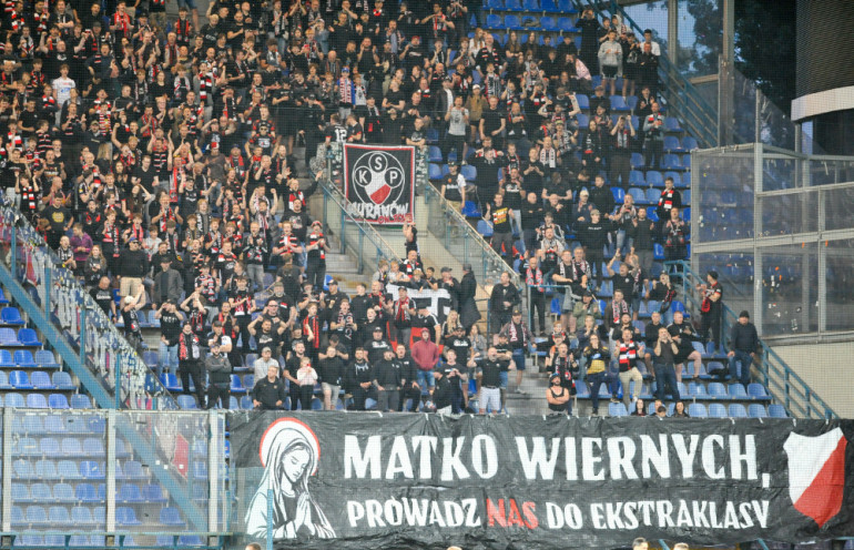 kibice polonii warszawa podczas meczu barażowego