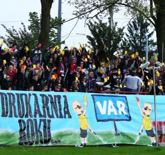 Pomysłowy protest kibiców Rakowa Częstochowa wobec postawy sędziów
