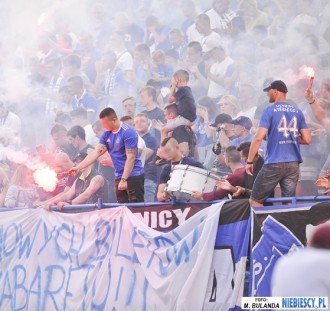 Niebiescy z efektownym dopingiem na meczu UKS Ruch Chorzów - Ruch Chorzów