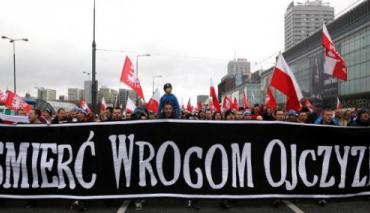 Kibice spalili flagę Ukrainy na Marszu Niepodległości