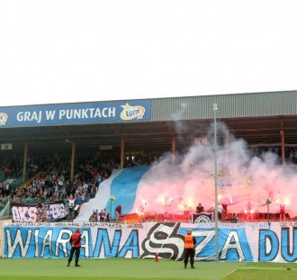 Kibice Stomilu Olsztyn z oprawą na trybunach podczas ostatniego meczu w sezonie