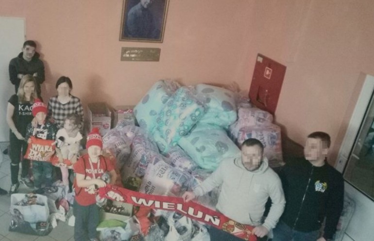 Kibice Widzewa Łódź z Wielunia również z darami dla dzieciaków